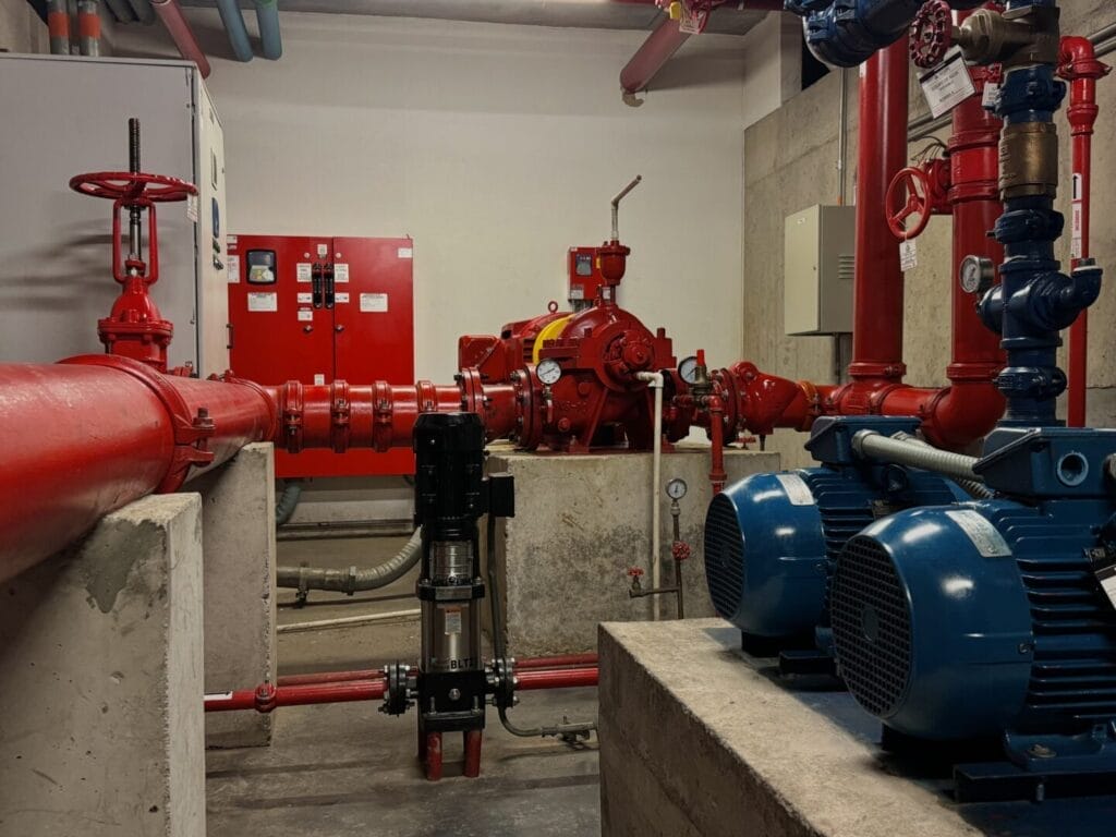 Tablero eléctrico contra incendios con variadores de frecuencia (VFD) y panel de control en cuarto de bombas