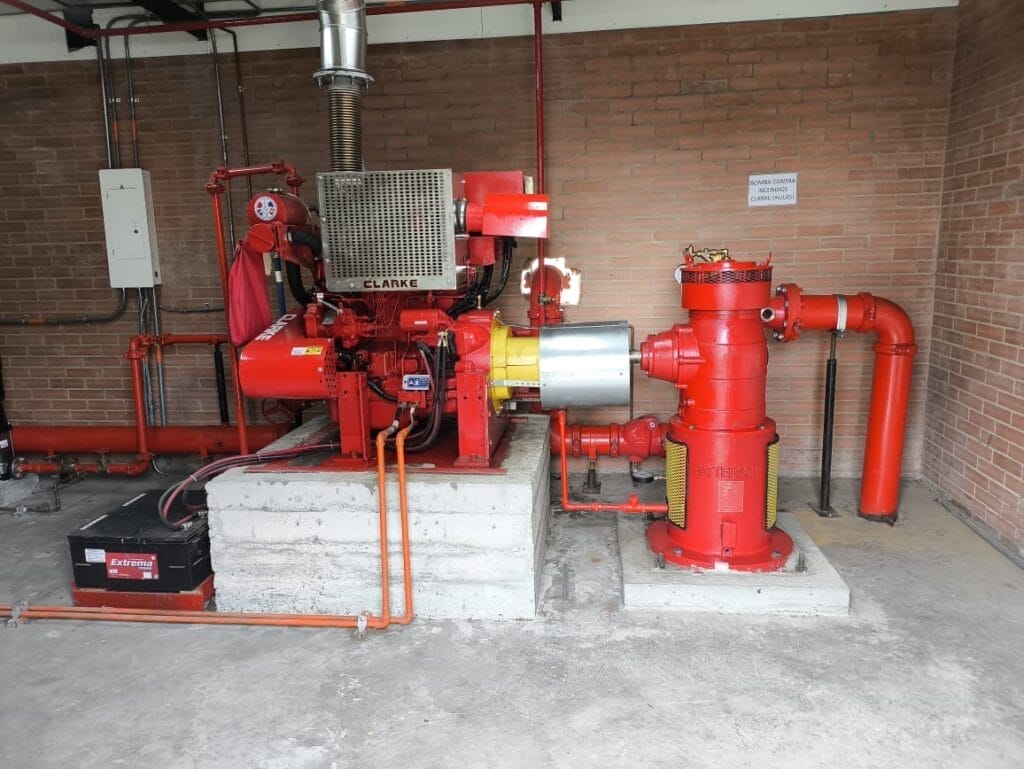 Turbina vertical diésel instalada en sistema contra incendios, diseñada para garantizar caudal y presión de agua en emergencias, inspeccionada según NFPA 25.
